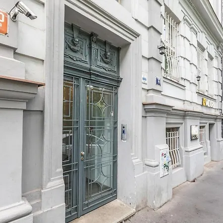 Newly Renovated Next To The National Museum Апартаменты *