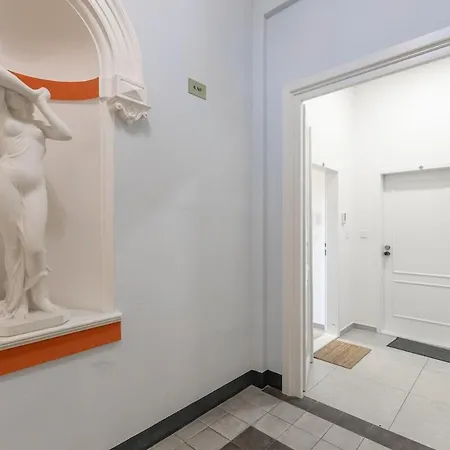 Newly Renovated Next To The National Museum Апартаменты *